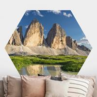 Klebefieber Hexagon Fototapete selbstklebend Südtiroler Zinnen und Wasserspiegelung