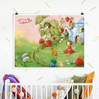 Klebefieber Poster Erdbeerinchen Erdbeerfee - Im Garten