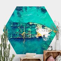 Klebefieber Hexagon Fototapete selbstklebend Top View Schiffswrack im Meer