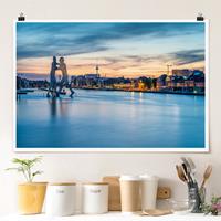 Klebefieber Poster Berlin Skyline mit Molecule Man