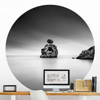 Klebefieber Runde Fototapete selbstklebend Felseninsel im Meer Schwarz-Weiß