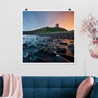 Bilderwelten Poster Architektur & Skyline - Quadrat Sonnenaufgang mit Nebel bei Dunstanburgh Castle