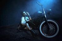 Papermoon Fototapete »Frau mit Motorrad bei Nacht«, samtig, Vliestapete, hochwertiger Digitaldruck, inklusive Kleister