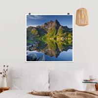 Bilderwelten Poster Natur & Landschaft - Quadrat Berglandschaft mit Wasserspiegelung in Norwegen
