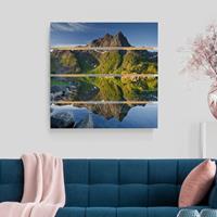 Bilderwelten Holzbild Plankenoptik Architektur & Skyline - Quadrat Berglandschaft mit Wasserspiegelung in Norwegen