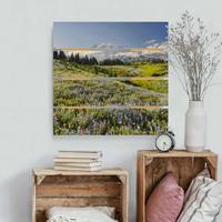 Bilderwelten Holzbild Plankenoptik Natur & Landschaft - Quadrat Bergwiese mit Blumen vor Mt. Rainier