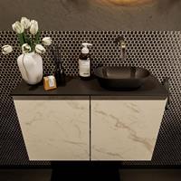 Mondiaz Fowy toiletmeubel 80x50x23cm Carrara mat 0 kraangaten wasbak: rechts 2 deuren solid surface met blad Melamine kleur wasbak: zwart FOWY59018Carraraurban