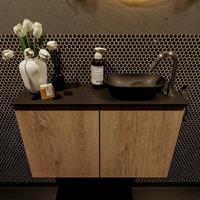 Mondiaz Fowy toiletmeubel 80x50x23cm washed oak mat 1 kraangat wasbak: rechts 2 deuren solid surface met blad Melamine kleur wasbak: zwart FOWY59015washedoakurban