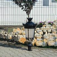 Gartentraum.de Kleine Pollerlampe aus Gusseisen zur Gartendekoration - Vali / Schwarz