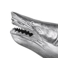 WOMO-DESIGN Haaienbeeld met standaard 106x36x61 cm uniek, gemaakt van gepolijst aluminium met nikkel afwerking, glanzend zilver, maritiem ontwerp, haaienbeeld decoratief figuur vissen dierfiguren home