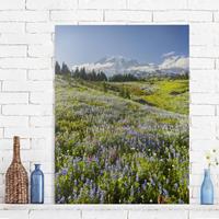 Bilderwelten Leinwandbild Berg - Hochformat Bergwiese mit Blumen vor Mt. Rainier