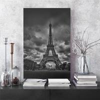 Bilderwelten Leinwandbild Schwarz-Weiß - Hochformat Eiffelturm vor Wolken schwarz-weiß