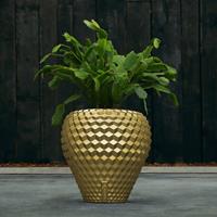 Gartentraum.de Klassischer Blumentopf mit modernem Muster aus Beton - Mirono / Gold glänzend