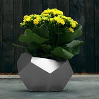 Gartentraum.de Elegantes Pflanzgefäß aus Beton - eckig - mit Farbe - Mirakoma / Silber glänzend