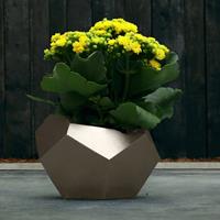 Gartentraum.de Elegantes Pflanzgefäß aus Beton - eckig - mit Farbe - Mirakoma / Bronze glänzend