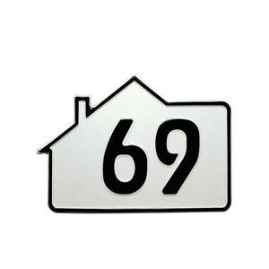 geprägte Hausnummer in Form eines Hauses