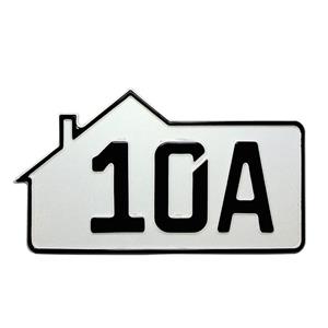 geprägte dreistellige Hausnummer in Form eines Hauses