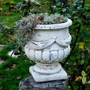 Gartentraum.de Schlanker Steinguss Blumentopf mit Girlanden Verzierung - Despina / Etna