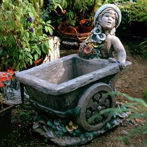 Gartentraum.de Junge mit bepflanzbarer Schubkarre - dekorative Pflanzskulptur für den Garten - Zisis / Sonderpatina