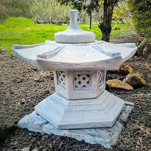 Gartentraum.de Japanische Laterne aus Steinguss für Zen und Feng Shui Gärten - Diona / Olimpia
