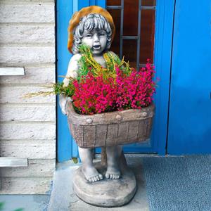 Gartentraum.de Lachendes Mädchen mit Pflanzkorb - Steinguss Pflanzskulptur für den Garten - Zelia / Sonderpatina Antikia
