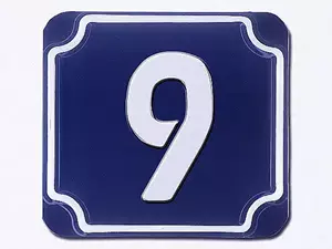 Blaue geprägte einstellige Hausnummer --- Ziffer 9