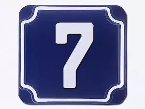 Blaue geprägte einstellige Hausnummer --- Ziffer 7