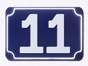 Blaue geprägte zweistellige Hausnummer 11