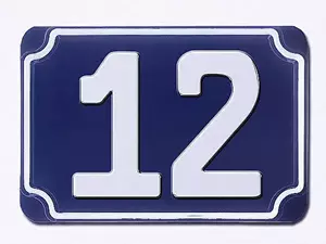 Blaue geprägte zweistellige Hausnummer 12