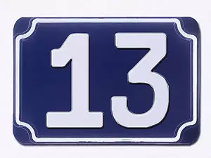Blaue geprägte zweistellige Hausnummer 13