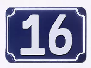 Blaue geprägte zweistellige Hausnummer 16