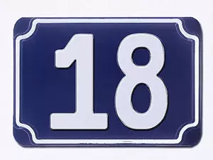 Blaue geprägte zweistellige Hausnummer 18