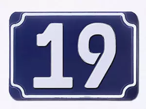Blaue geprägte zweistellige Hausnummer 19