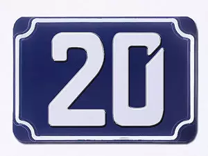 Blaue geprägte zweistellige Hausnummer 20