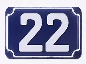 Blaue geprägte zweistellige Hausnummer 22