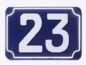 Blaue geprägte zweistellige Hausnummer 23
