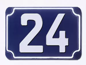 Blaue geprägte zweistellige Hausnummer 24