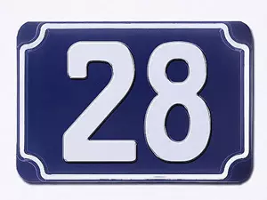Blaue geprägte zweistellige Hausnummer 28