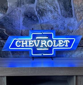 Fiftiesstore Chevrolet Bow Neon Verlichting Met Achterplaat 94 x 36 cm