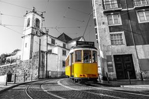 Karo-art Fotobehang - Tram in een historische wijk in Lissabon, Gele tram tegen zwart witte achtergrond, 11 maten, incl behanglijm