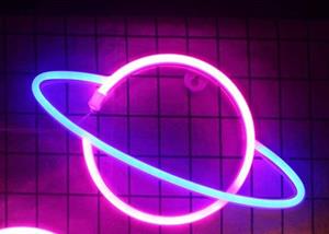 Groenovatie LED Neon Wandlamp "Planeet", Op Batterijen en USB, 30x18x2cm, Blauw/Roze