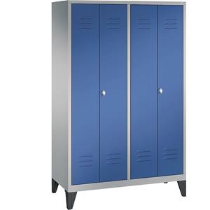 C+P CLASSIC Garderobenschrank mit Füßen, zueinander schlagende Türen, 4 Abteile, Abteilbreite 300 mm, weißaluminium / enzianblau