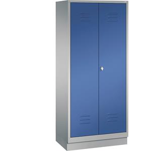 C+P CLASSIC Garderobenschrank mit Sockel, zueinander schlagende Türen, 2 Abteile, Abteilbreite 400 mm, weißaluminium / enzianblau
