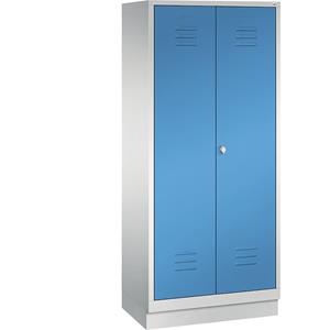 C+P CLASSIC Garderobenschrank mit Sockel, zueinander schlagende Türen, 2 Abteile, Abteilbreite 400 mm, lichtgrau / lichtblau