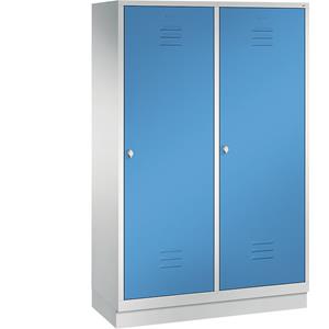 C+P CLASSIC Garderobenschrank mit Sockel, Tür über 2 Abteile, 4 Abteile, Abteilbreite 300 mm, lichtgrau / lichtblau