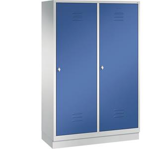 C+P CLASSIC Garderobenschrank mit Sockel, Tür über 2 Abteile, 4 Abteile, Abteilbreite 300 mm, lichtgrau / enzianblau