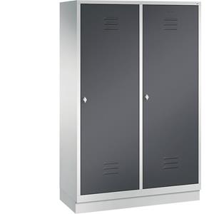 C+P CLASSIC Garderobenschrank mit Sockel, Tür über 2 Abteile, 4 Abteile, Abteilbreite 300 mm, lichtgrau / schwarzgrau
