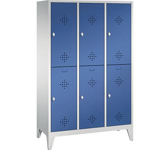 C+P CLASSIC Garderobenschrank mit Füßen, doppelstöckig, 3 Abteile, je 2 Fächer, Abteilbreite 400 mm, lichtgrau / enzianblau