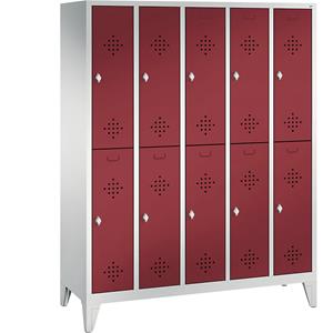 C+P CLASSIC Garderobenschrank mit Füßen, doppelstöckig, 5 Abteile, je 2 Fächer, Abteilbreite 300 mm, lichtgrau / rubinrot