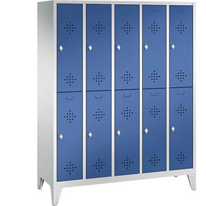 C+P CLASSIC Garderobenschrank mit Füßen, doppelstöckig, 5 Abteile, je 2 Fächer, Abteilbreite 300 mm, lichtgrau / enzianblau